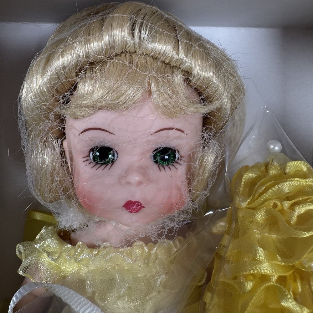 2004 Madame Alexander 35627 Azalea Trail Maid YELLOW Dress Limited Edition #273 - Picture 3 of 16